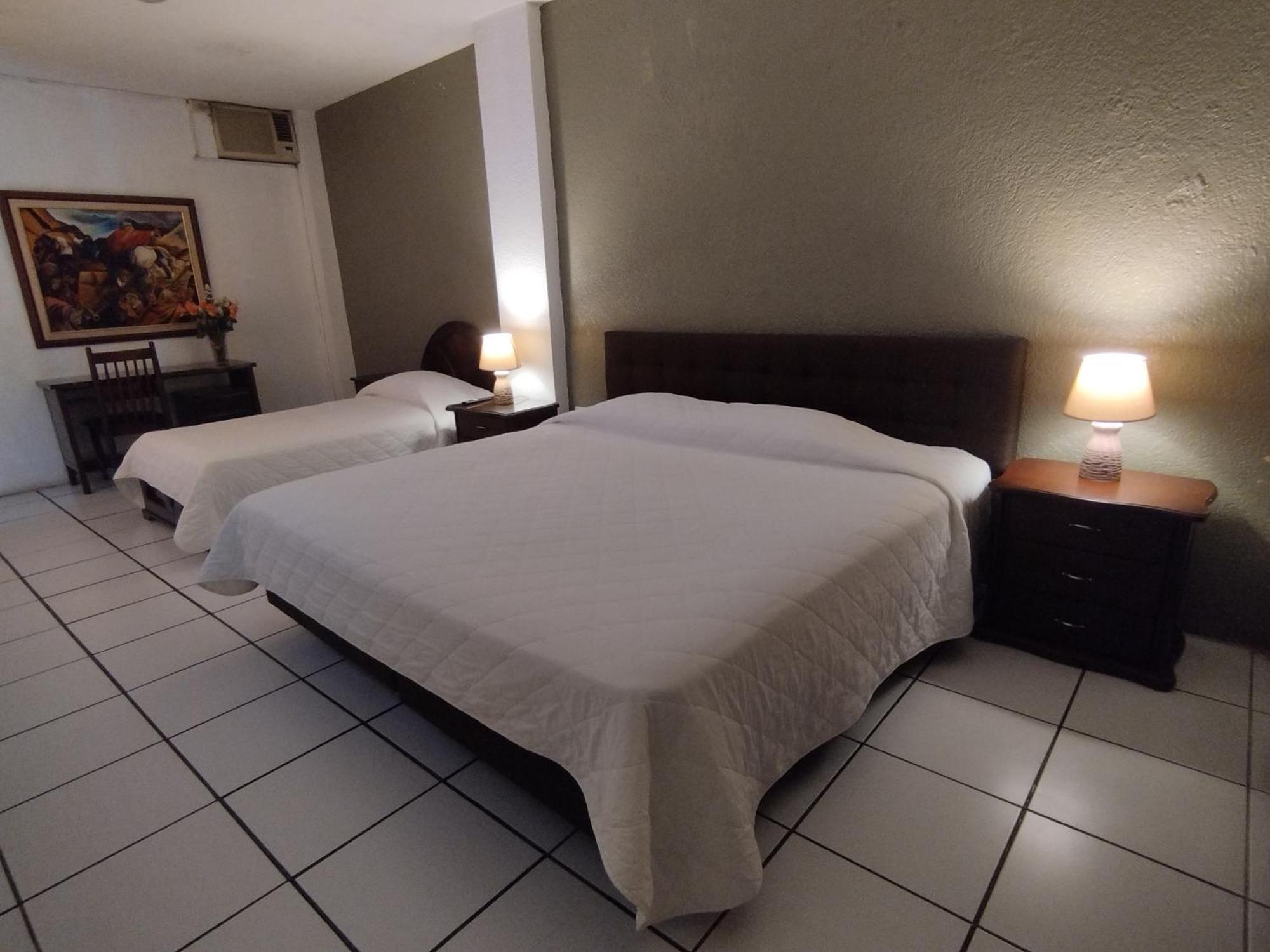 Hotel Puerta Del Sol 산토 도밍고 데 로스 콜로라도스 외부 사진