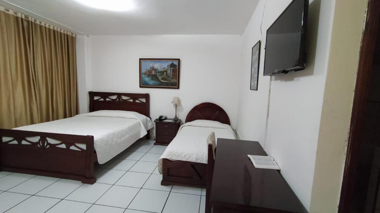 Hotel Puerta Del Sol 산토 도밍고 데 로스 콜로라도스 외부 사진